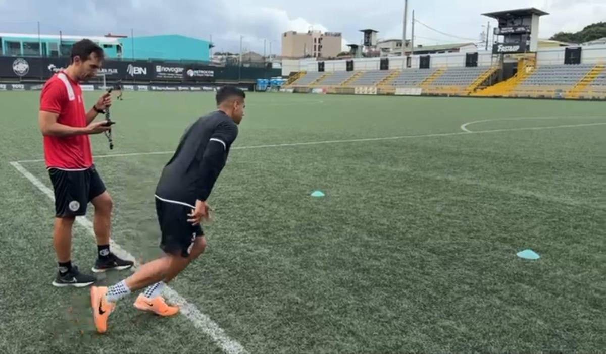 La mirada enamorada de su esposa y el tierno mensaje de su madre: así fue el primer entrenamiento de Carlos Pineda en el Sporting