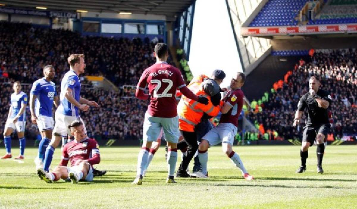 EN FOTOS: Brutal agresión de un aficionado a un jugador en pleno partido en Inglaterra  