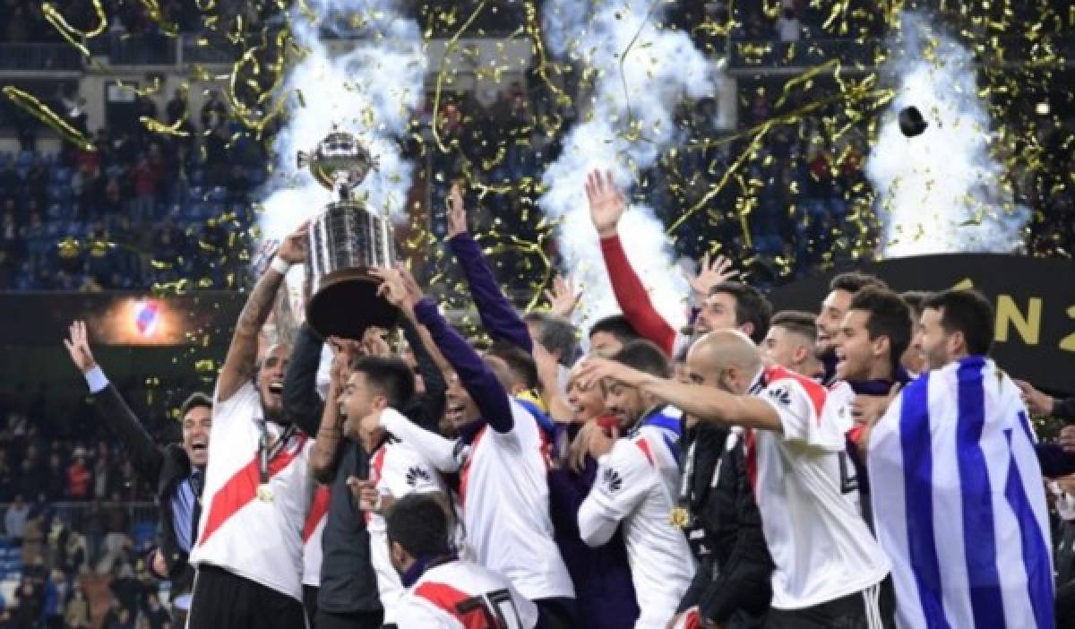 El júbilo de los aficionados de River Plate tras conseguir la Copa Libertadores en el Bernabéu