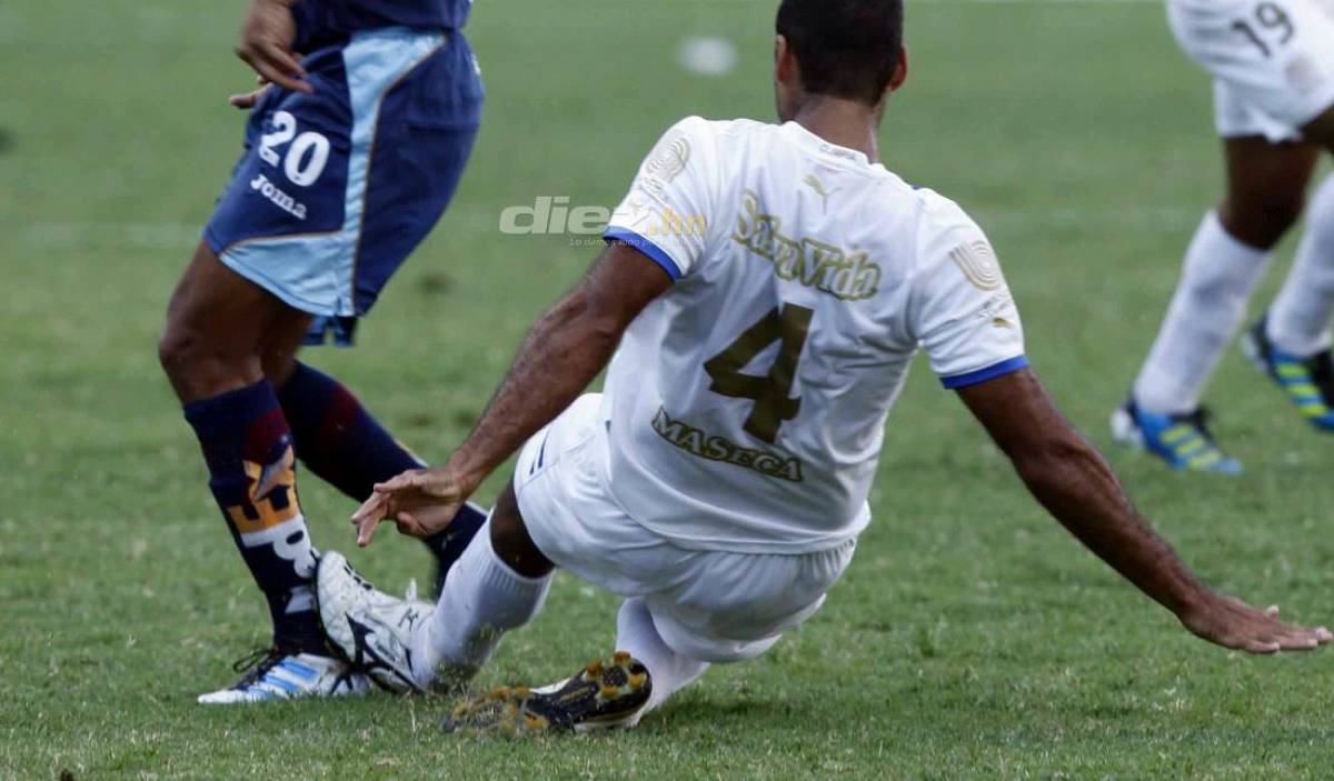 Fotos inéditas del clásico Motagua-Olimpia: Agarrones de pelo, Noel penaleando y camisas rotas