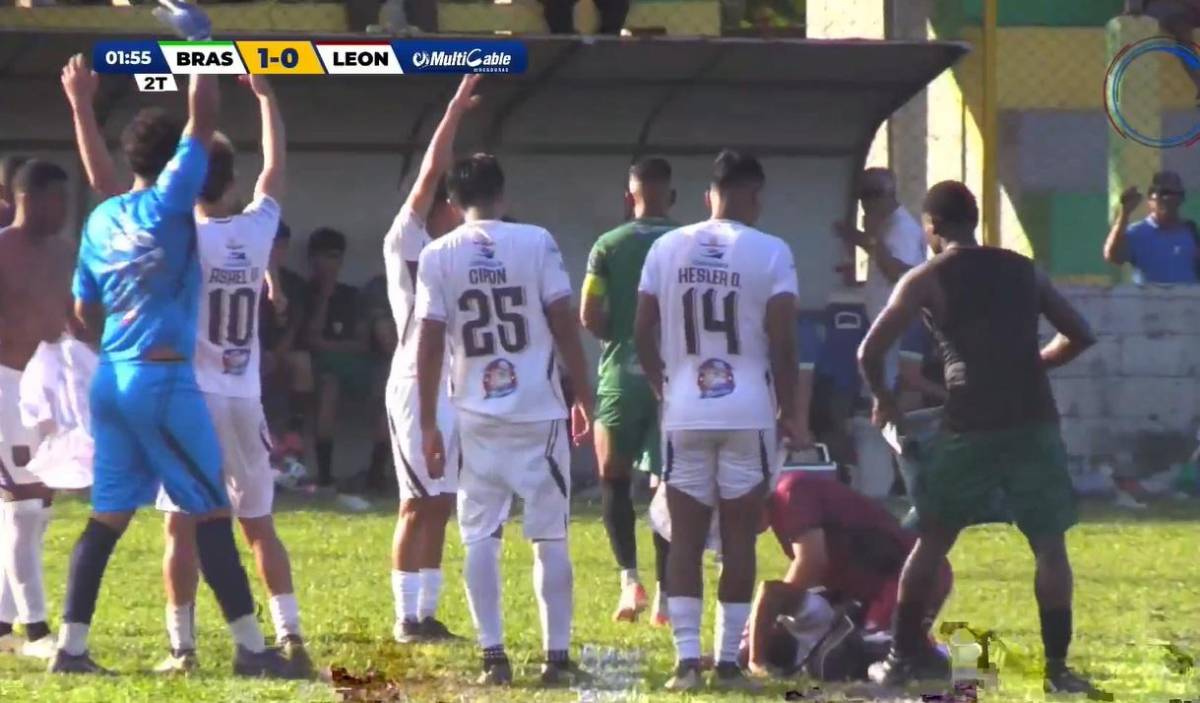 Imágenes sensibles en el ascenso: Futbolista quedó noqueado y tuvo que ser trasladado en camioneta
