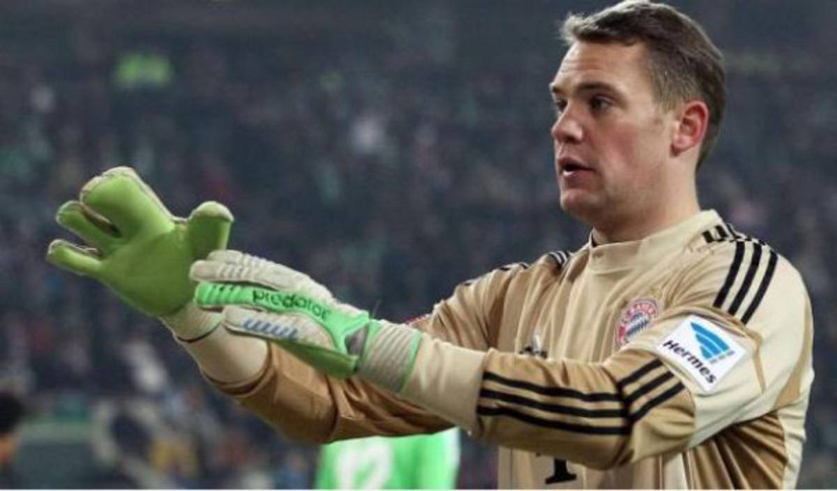 Manuel Neuer y su guante de... ¡solo cuatro dedos!
