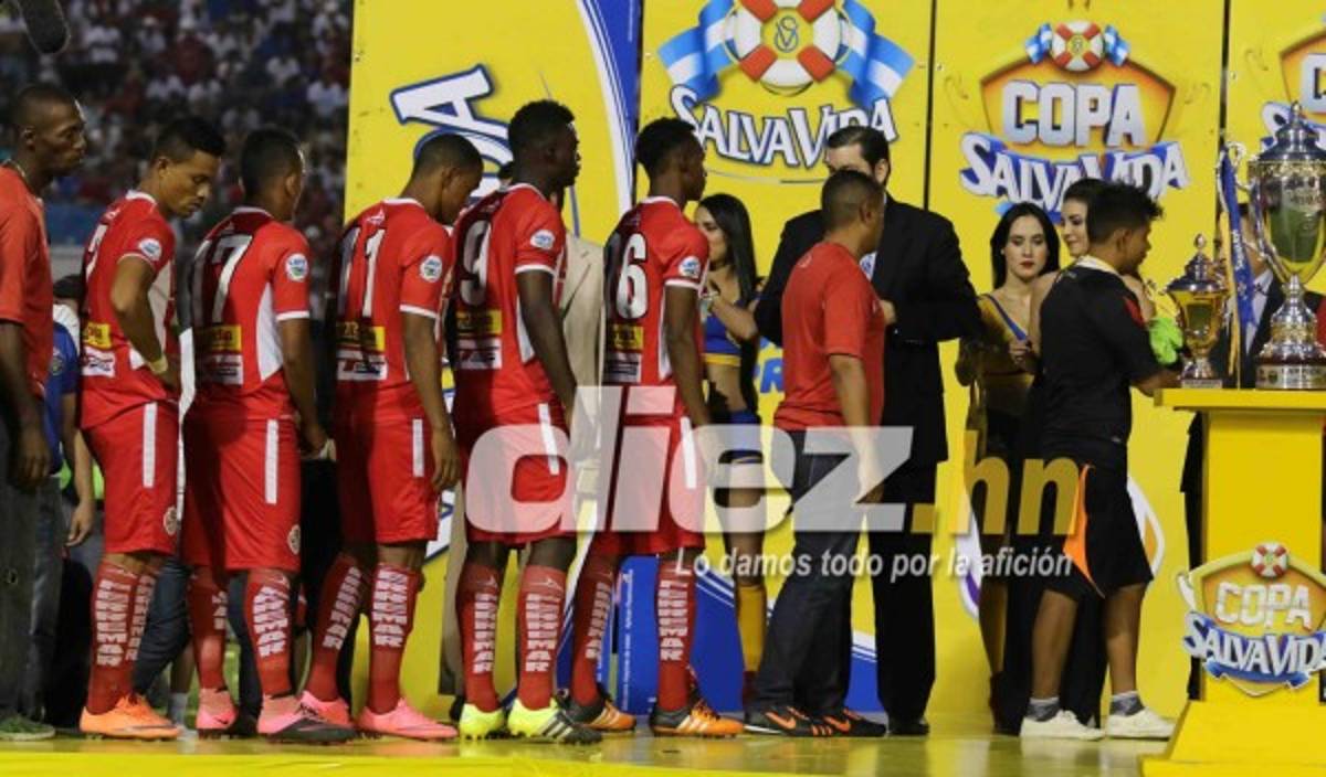 La tristeza de Real Sociedad tras perder su cuarta final