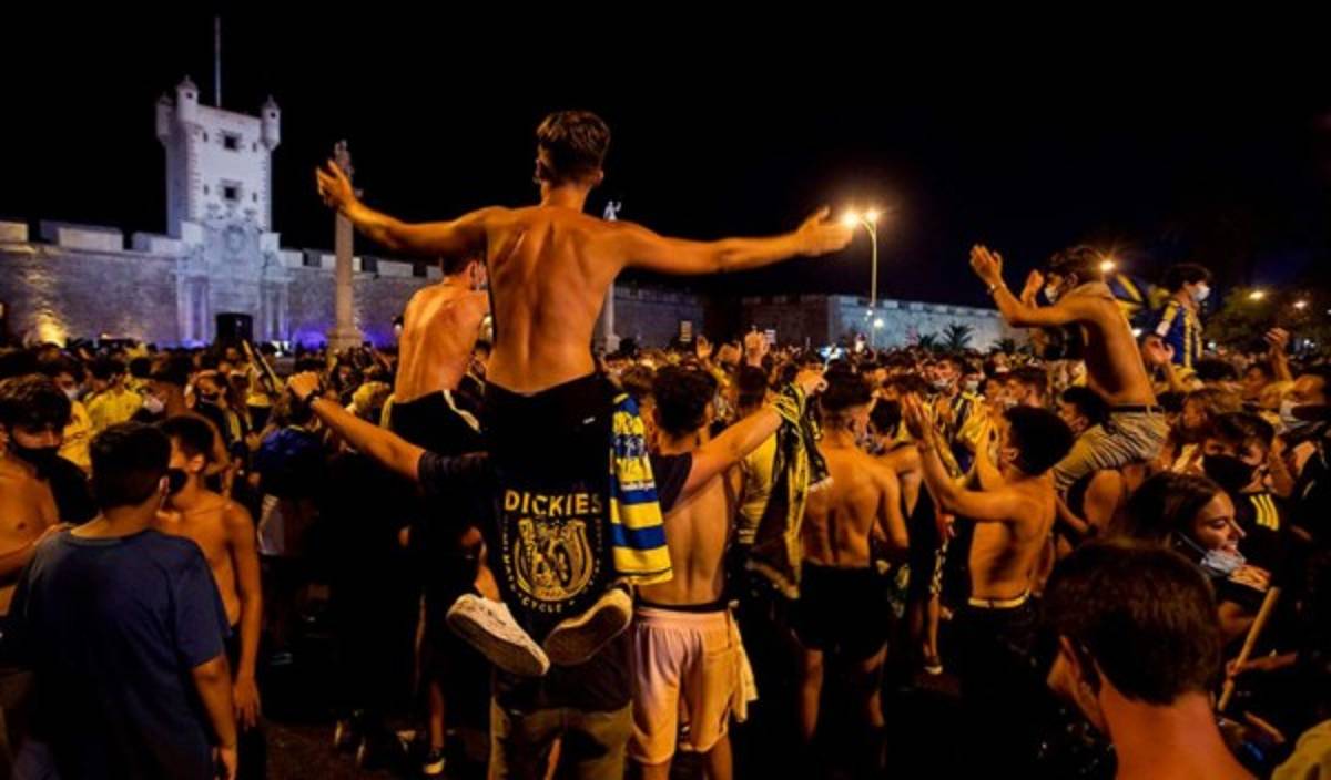 ¡En fotos! Disco de playa, aglomeraciones y caravana para celebrar ascenso del Cádiz