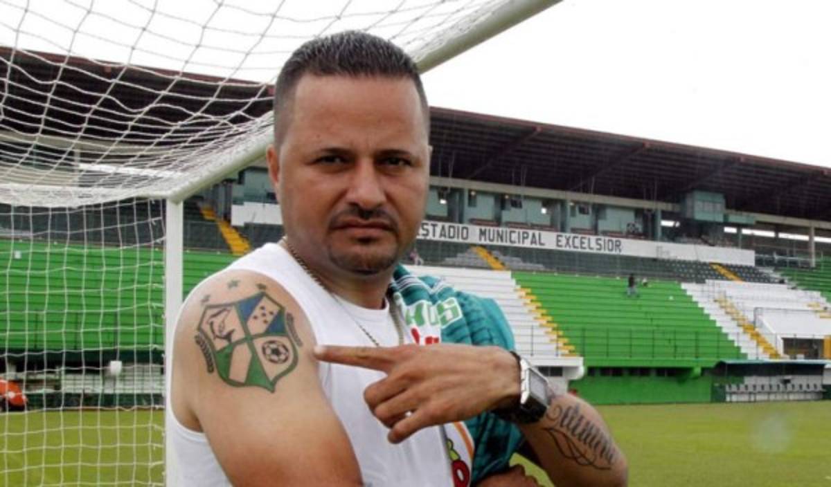 INCREÍBLE: Ellos son los aficionados que plasmaron a sus ídolos en su piel