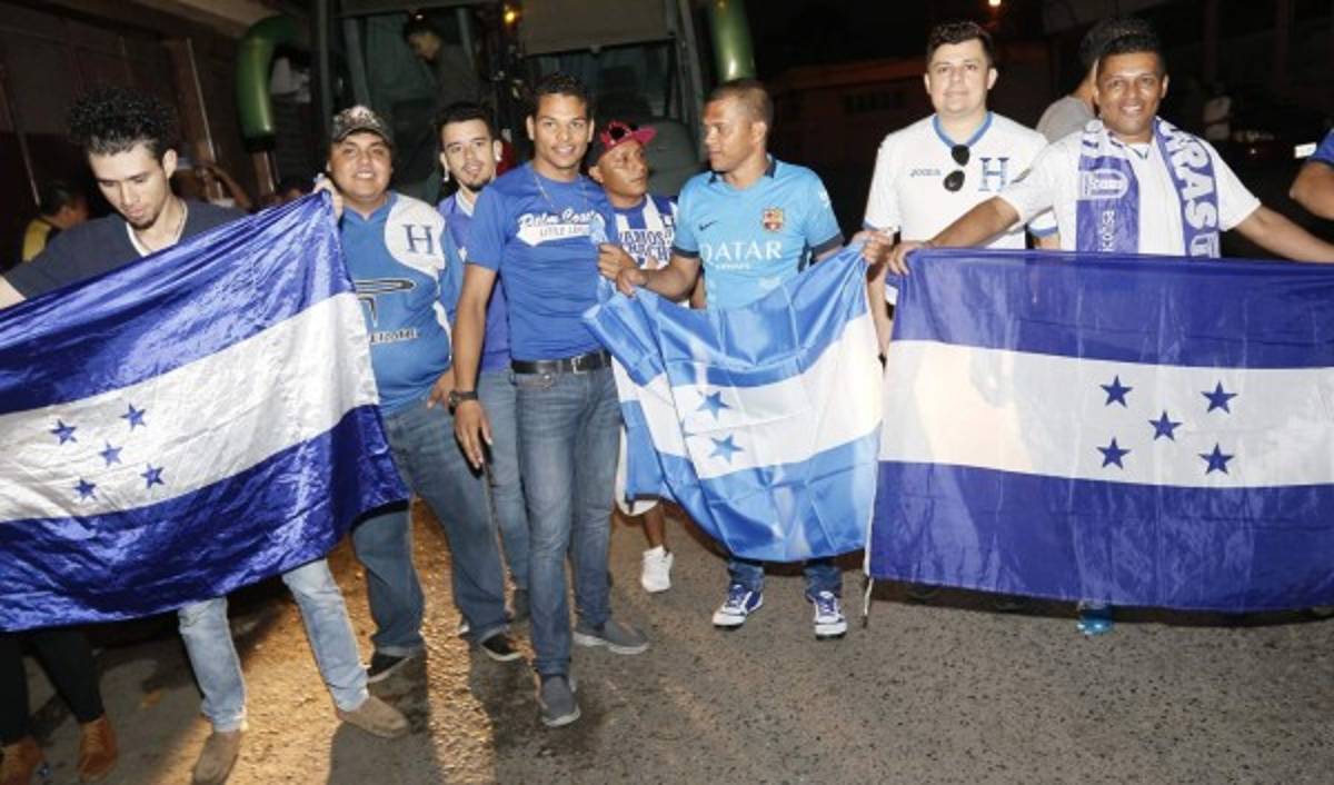 Aficionados hondureños madrugaron para viajar a El Salvador