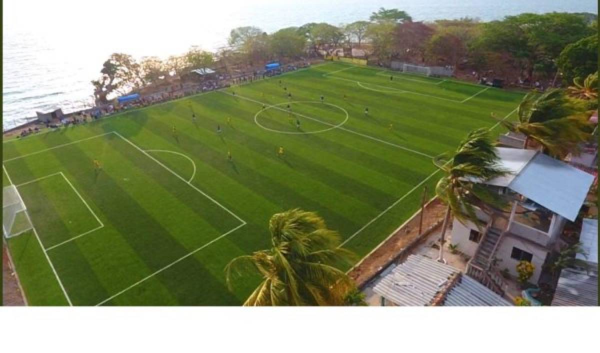 FOTOS: Espectacular cancha frente a la playa fue inaugurada en Amapala