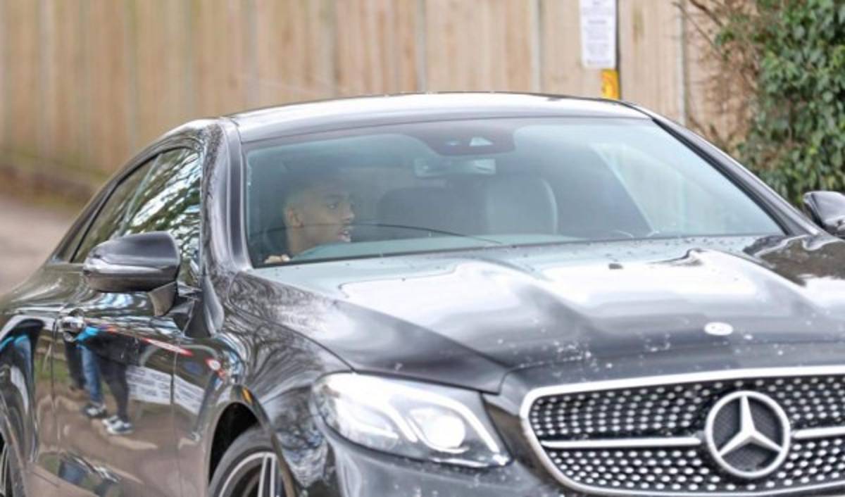 Los espectaculares autos en que llegan las estrellas del Arsenal a los entrenamientos