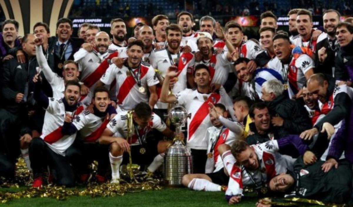El júbilo de los aficionados de River Plate tras conseguir la Copa Libertadores en el Bernabéu