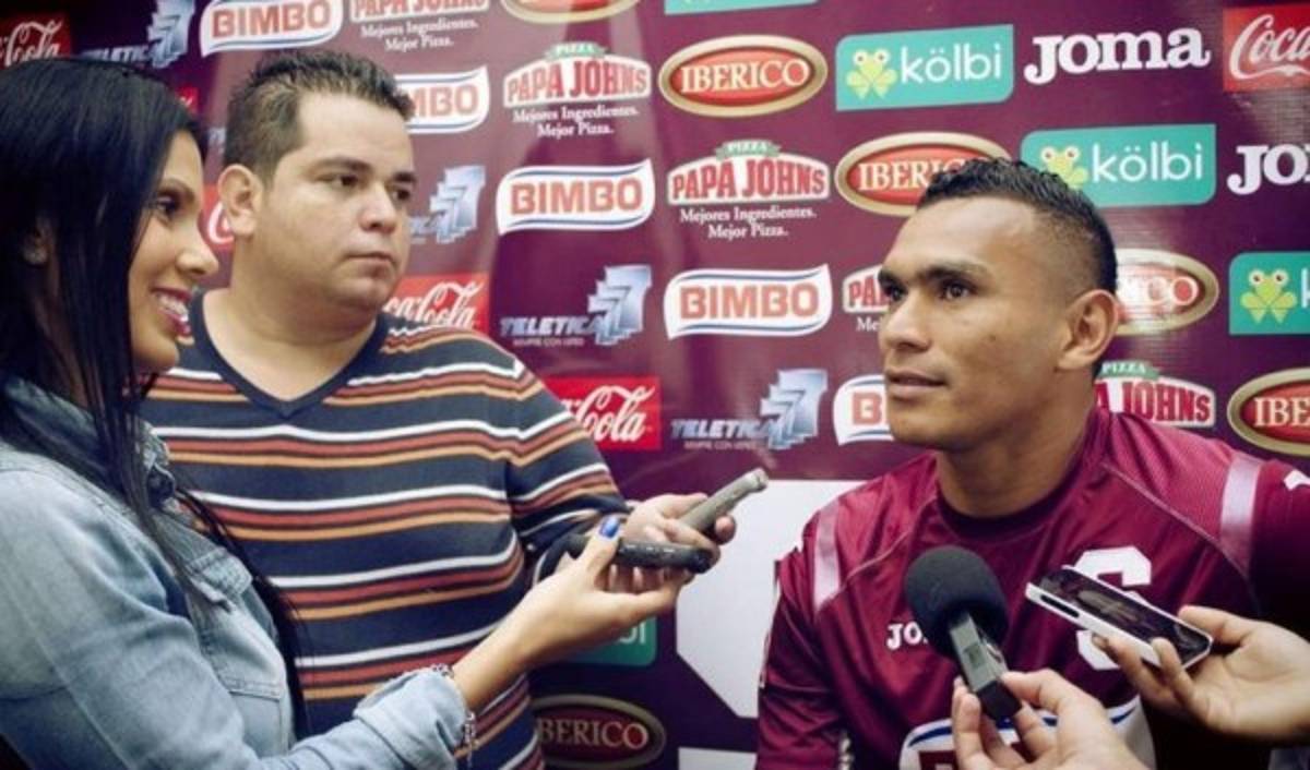 La guapa periodista tica que ha confesado ser fanática del Saprissa