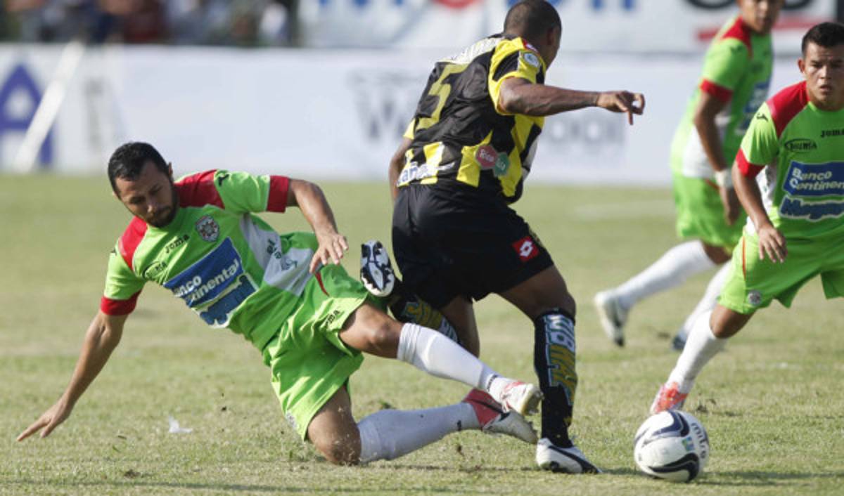 Alfredo Mejía se queja del trato del árbitro en un comunicado