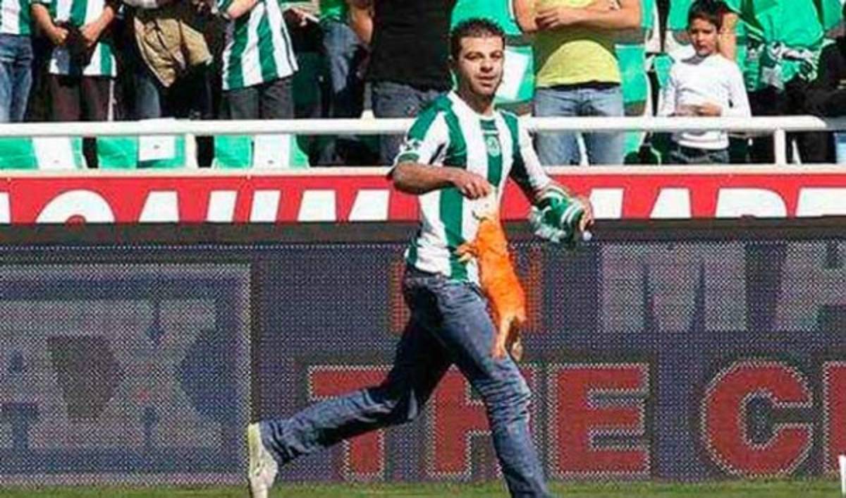 Las cosas más extrañas que se han lanzado a campos deportivos