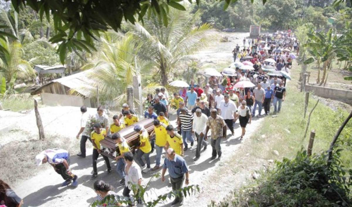 Multitudinario adiós a Enrique Reneau en su natal Jutiapa