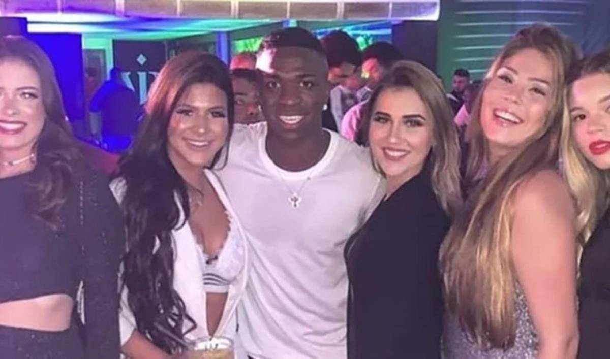 Uno reunió a 80 mujeres durante 48 horas: Adriano y otros futbolistas brasileños que son conocidos por ser fiesteros