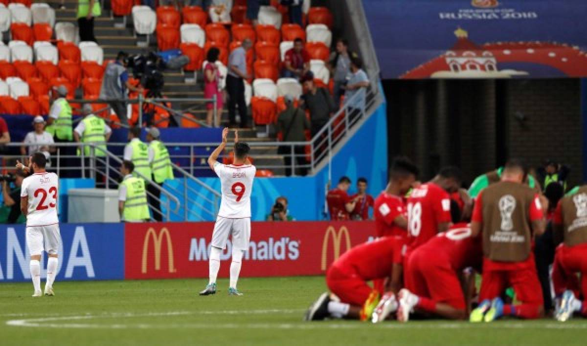 MUN47-110. SARANSK (RUSIA), 28/06/2018.- El delantero tunecino Anice Badri (c) y jugadores panameños reaccionan tras el partido Panamá-Túnez , del Grupo G del Mundial de Fútbol de Rusia 2018, en el Mordovia Arena de Saransk, Rusia, hoy 28 de junio de 2018 (RUSSIA SOCCER FIFA WORLD CUP, Panama, None, Saransk). EFE/Esteban Biba [ATENCIÓN EDITORES: Sólo Uso editorial. Prohibido su uso en referencia con entidad comercial alguna. Prohibido su uso en alertas, descargas o mensajería multimedia en móviles. Las imágenes deberán aparecer como fotografías congeladas y no podrán emular la acción del juego mediante secuencias o fotomontajes. Ninguna imagen publicada podrá ser alterada, mediante texto o imagen superpuesta, en el caso de que (a) intencionalmente oculte o elimine el logotipo de un patrocinador o (b) añada y/o cubra la identificación comercial de terceras partes que no esté oficialmente asociada con la Copa Mundial de la FIFA.]