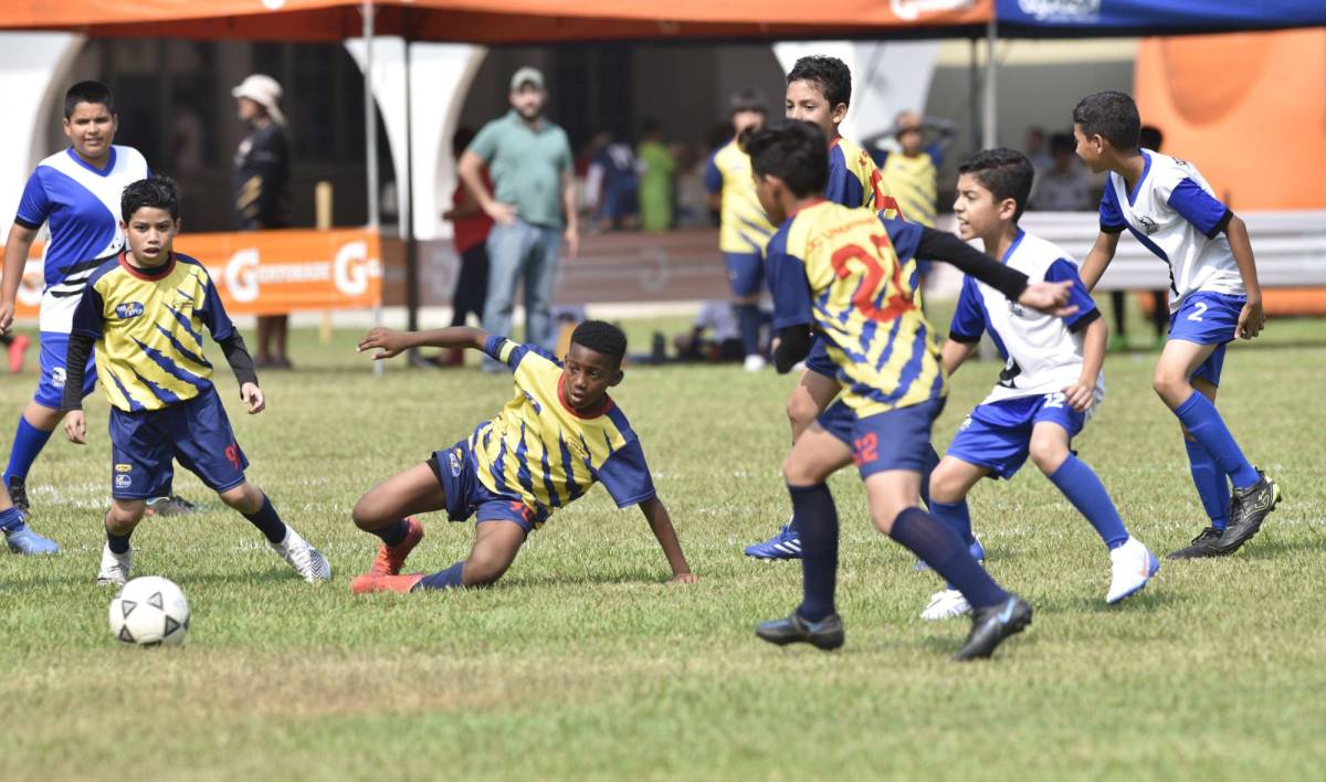 En la gráfica Esteban Suazo recuperando un balón para dejar a sus compañeros francos en ataque para anotar un gol. FOTO: Héctor Edú.