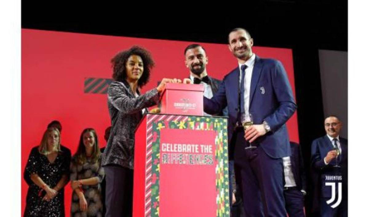 ¿Quién posa junto a Cristiano Ronado? La fiesta de Navidad de la Juventus en Italia