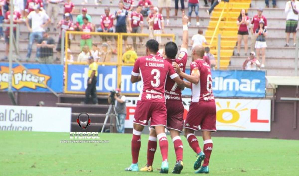 FOTOS: Así evacuaron los miles de aficionados del Saprissa tras la amenaza de bomba