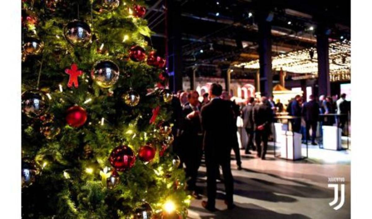¿Quién posa junto a Cristiano Ronado? La fiesta de Navidad de la Juventus en Italia