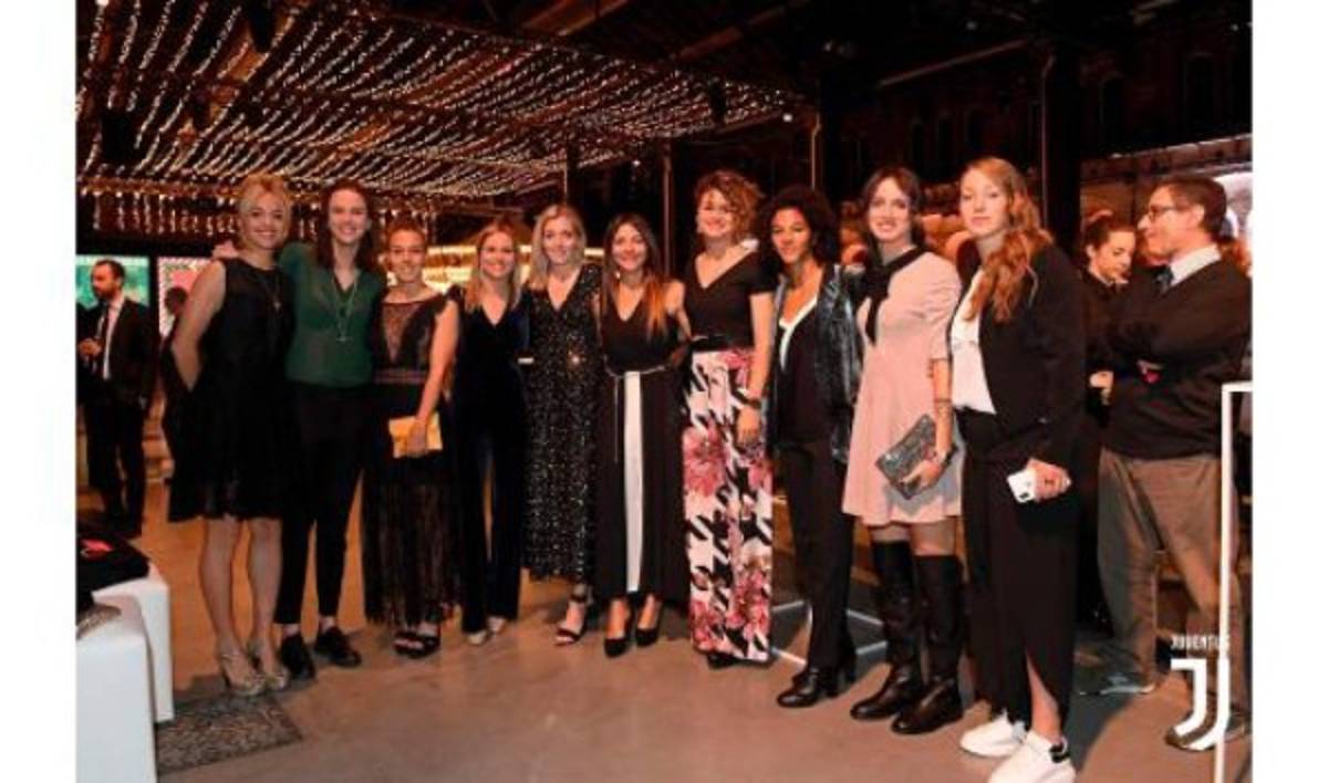 ¿Quién posa junto a Cristiano Ronado? La fiesta de Navidad de la Juventus en Italia