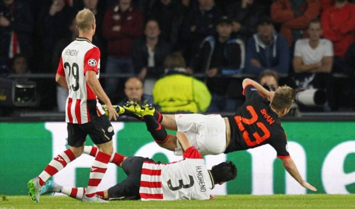 EN FOTOS: Con oxígeno sacaron a Luke Shaw tras dura lesión de Héctor Moreno