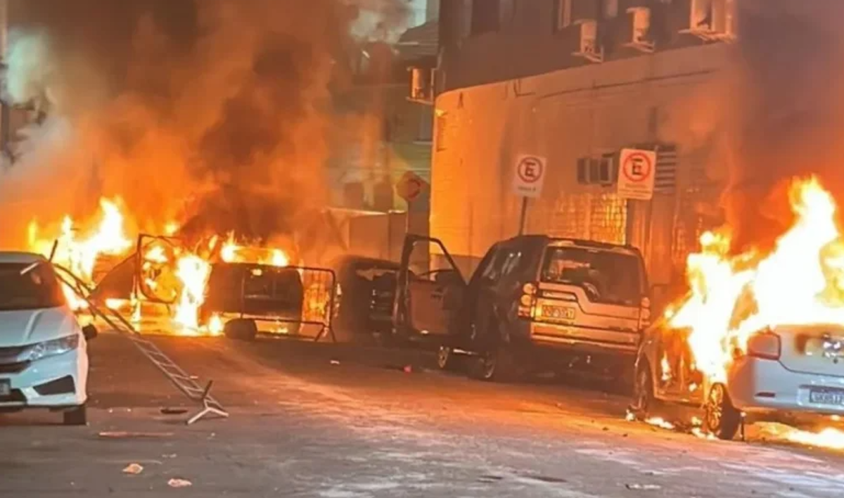 Drama en Brasil: Santos descendió y sus aficionados incendiaron las calles de la ciudad y el carro de un jugador