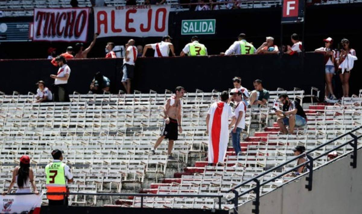 Fotos: La frustración de los hinchas en el Monumental tras la postergación de la final