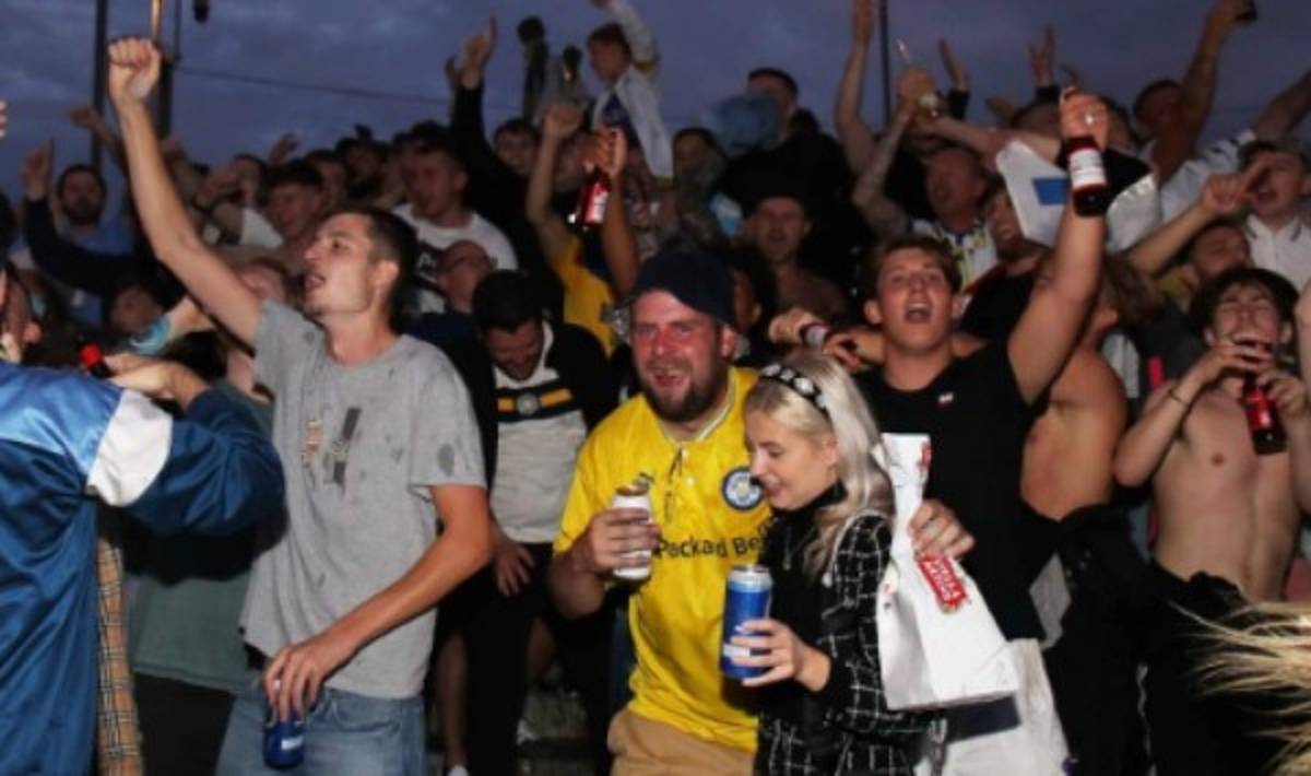 Autos rotos, cervezas al aire y sin temor al COVID-19: Así se festejó el ascenso del Leeds United a la Premier League