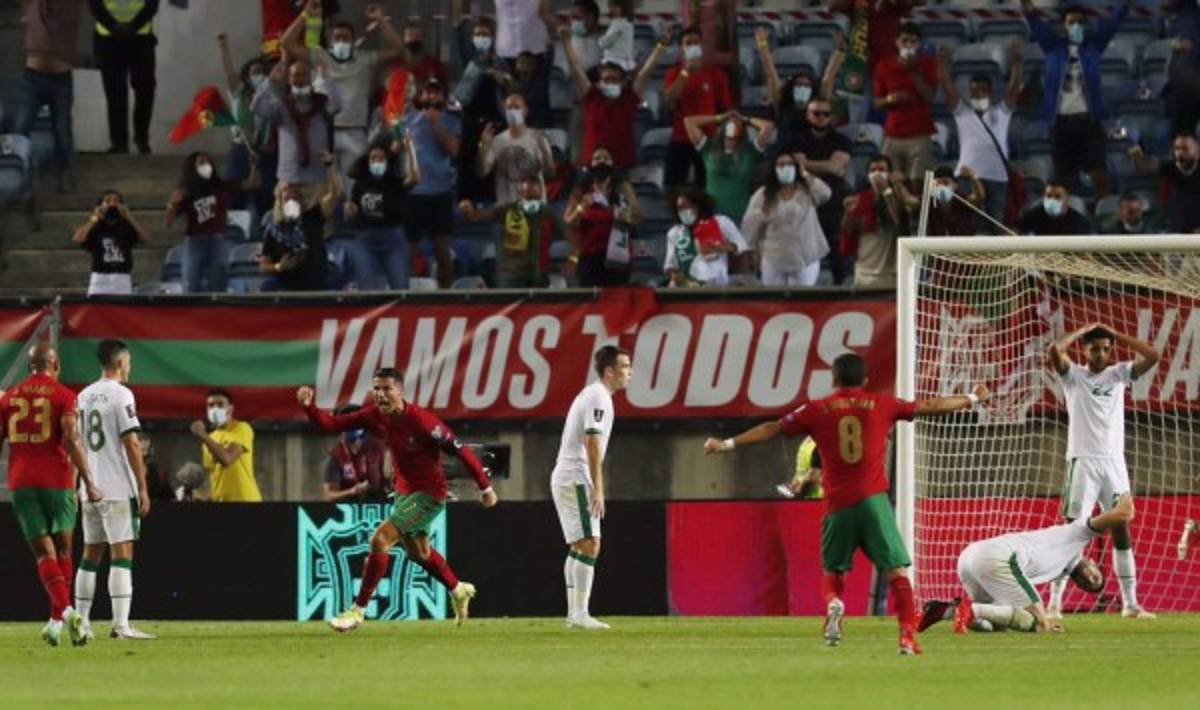 Cristiano Ronaldo suelta puñetazo a su rival y así festejó tras convertirse en el histórico goleador de selecciones