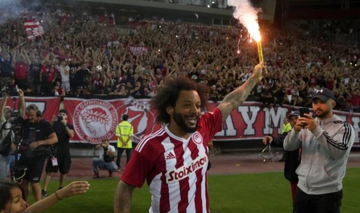 El nuevo dios del Olimpo: la brutal presentación de Marcelo con el Olympiacos de Grecia y bailando junto con sus hijos