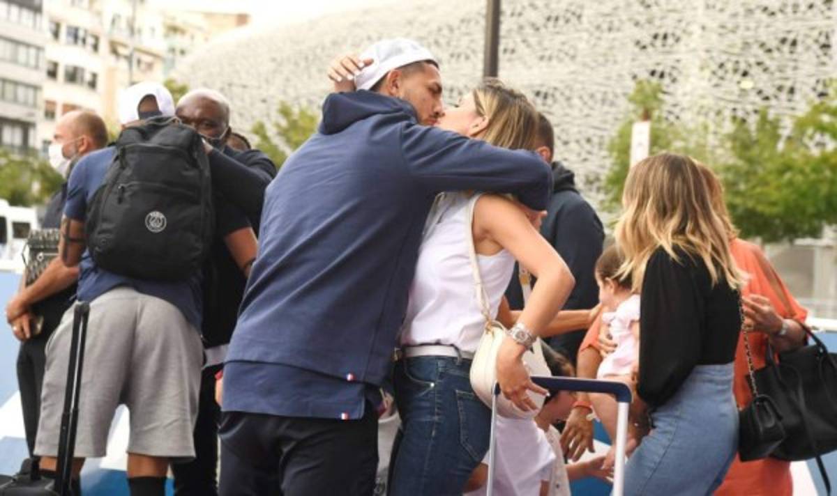 El día después de la Champions: Caos en las calles de París y frío recibimiento a los jugadores del PSG