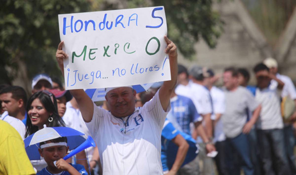 Ambiente Honduras-México en las afueras del Olímpico