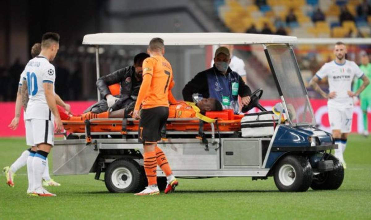 Así fue la escalofriante lesión de Lassina Traoré en la Champions; sufrimiento y lágrimas de dolor