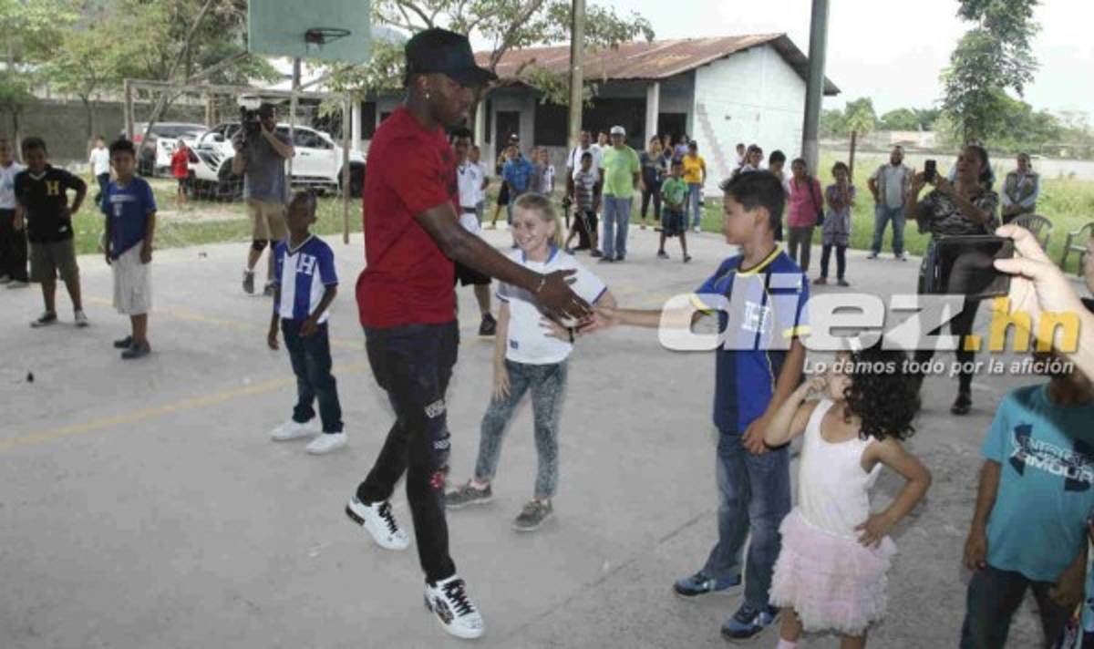 FOTOS: Así fue la visita de Alberth Elis en escuela de Chamelecón