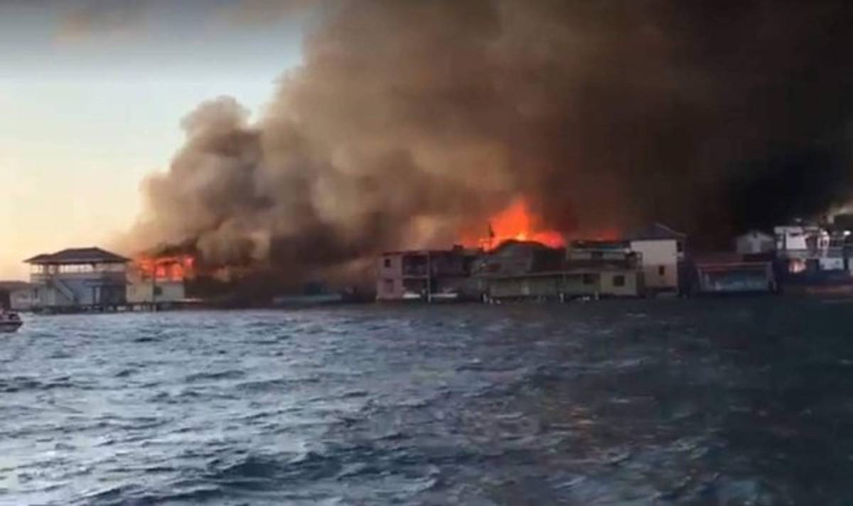 ¡Zozobra! Voraz incendio consume alrededor de 40 viviendas en la isla de Guanaja
