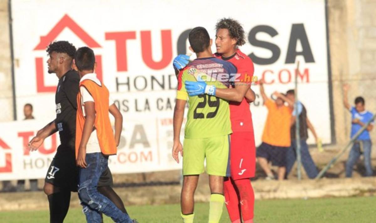 Fotos: Belleza, Golazo de Jeison Mejía en el Excélsior y pancarta contra el racismo