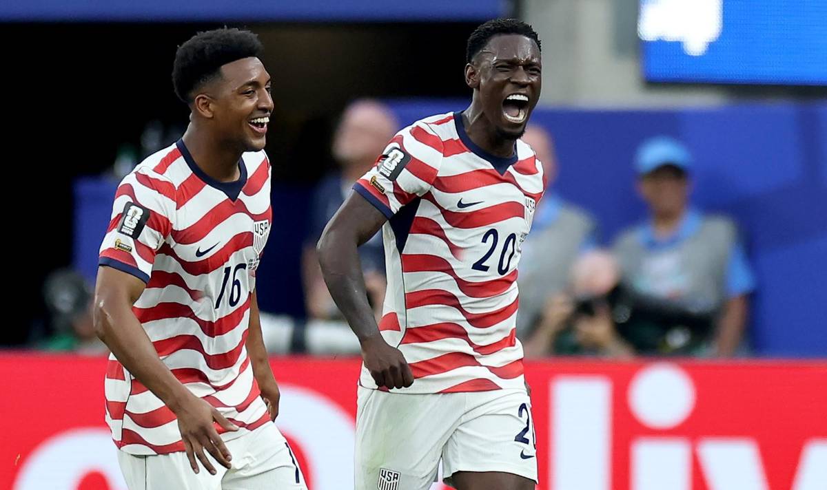 La increíble historia del goleador que nació en USA por decisión de una aerolínea