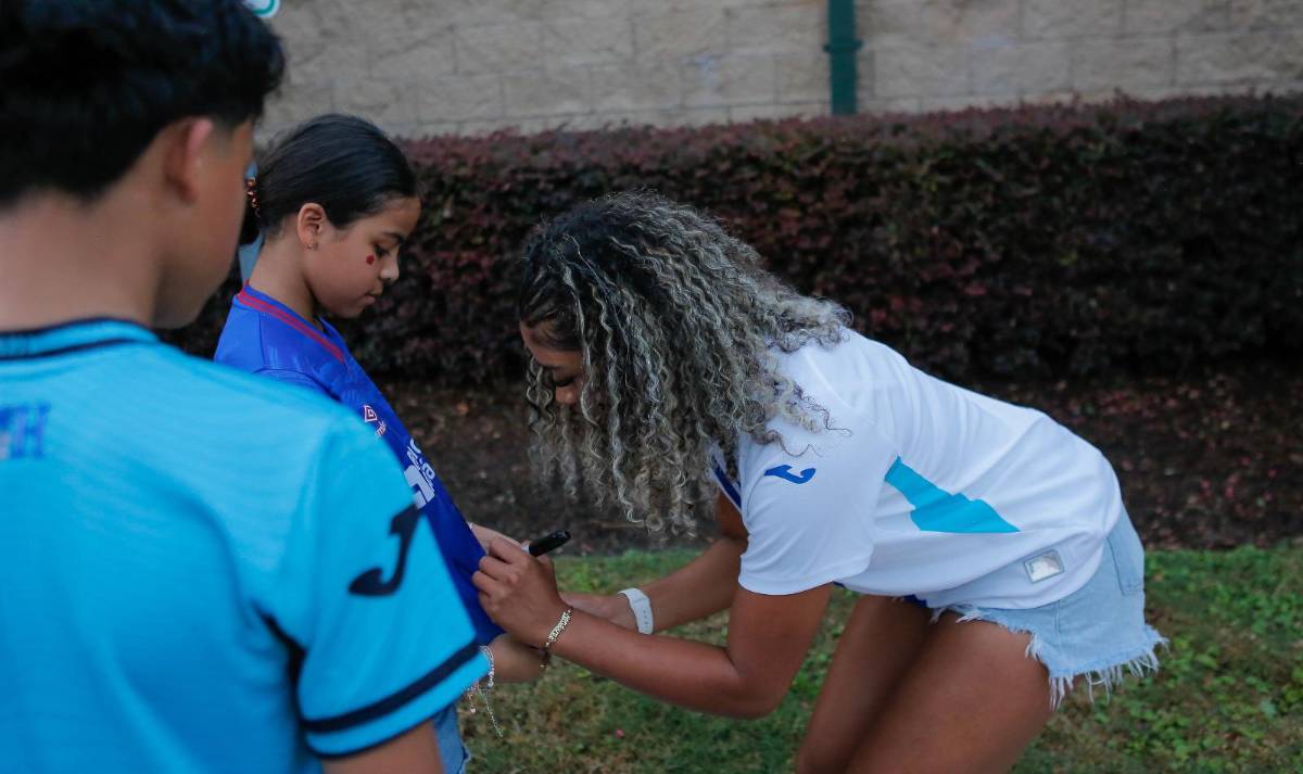 ¡Locura por Keyrol! Seleccionada causa furor en visita a la Bicolor en Houston