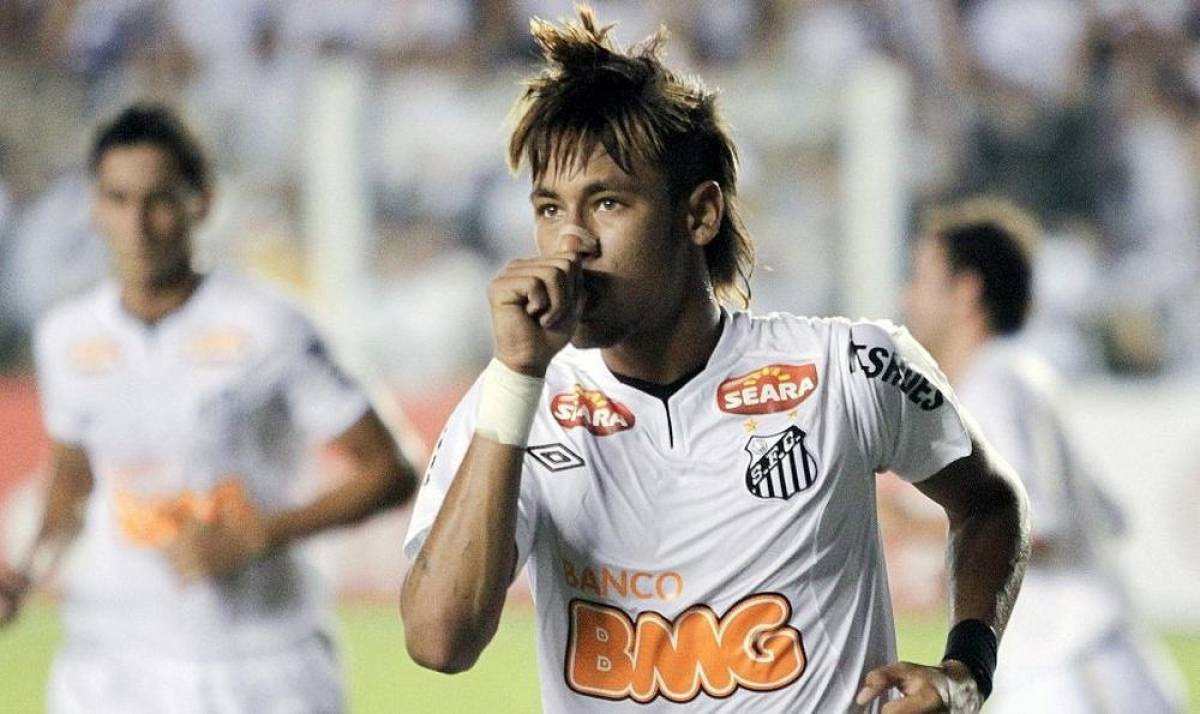 Neymar quiere volver a jugar con el Santos en Brasil.