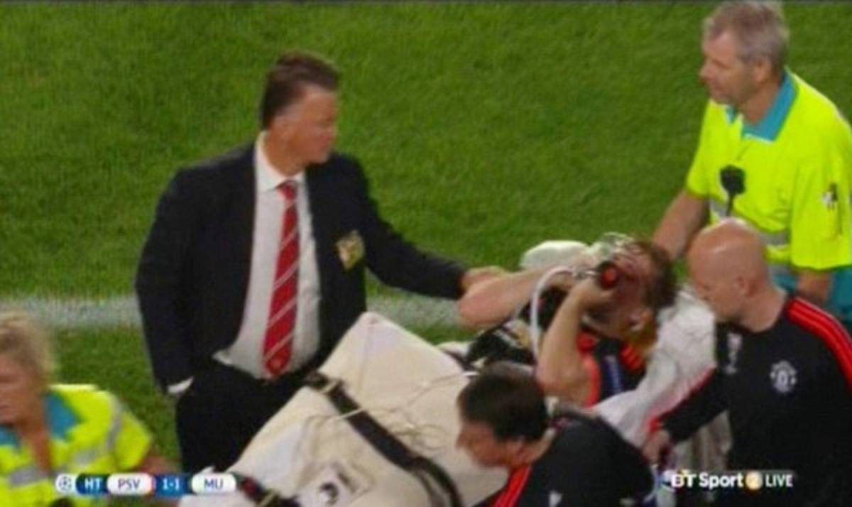 EN FOTOS: Con oxígeno sacaron a Luke Shaw tras dura lesión de Héctor Moreno