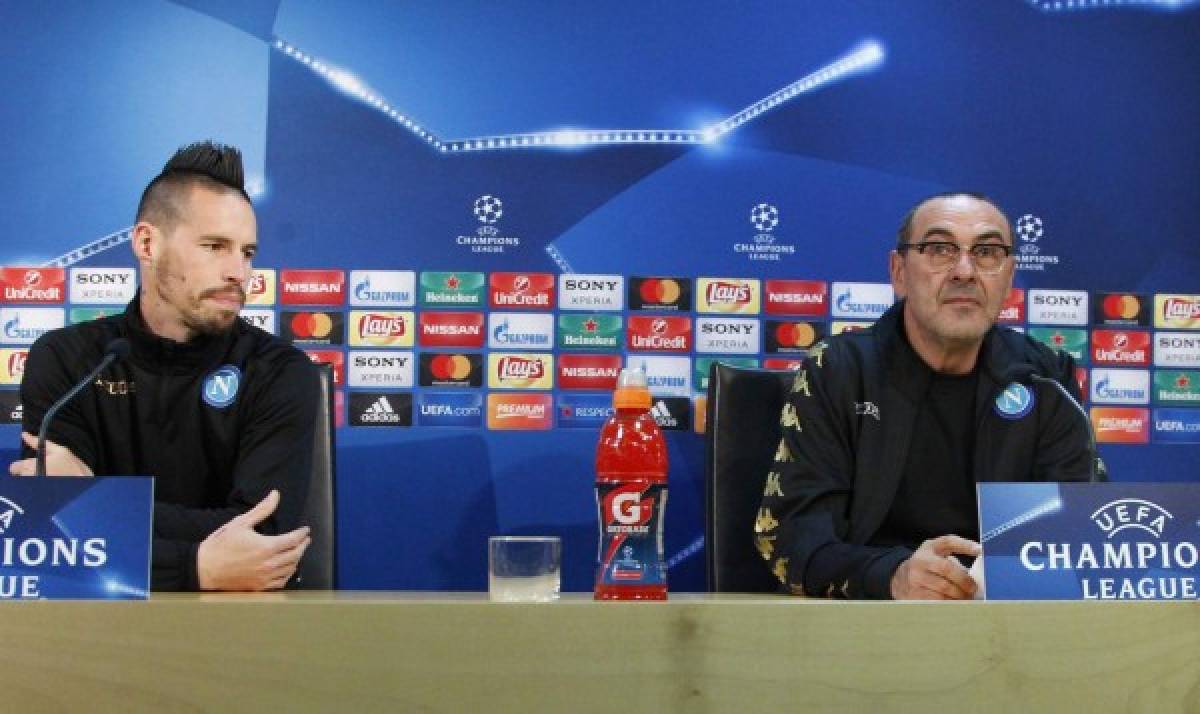 Napoli's midfielder from Slovakia Marek Hamsik (L) and Napoli's coach from Italy Maurizio Sarri attend a press conference on the eve of the Champions League football match Napoli vs Real Madrid on March 6, 2017 at the Castel Nuovo training camp in Naples. / AFP PHOTO / Carlo Hermann
