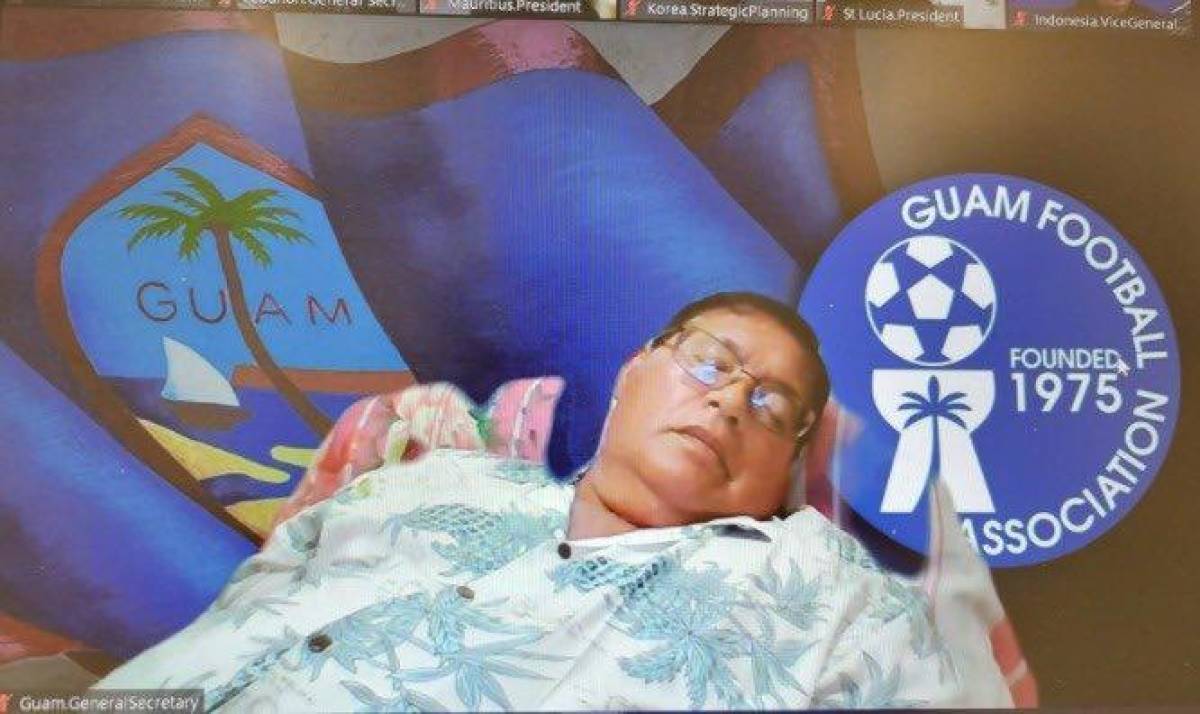 En plena discusión si el Mundial se realiza cada dos años, el representante de Guam, se durmió.