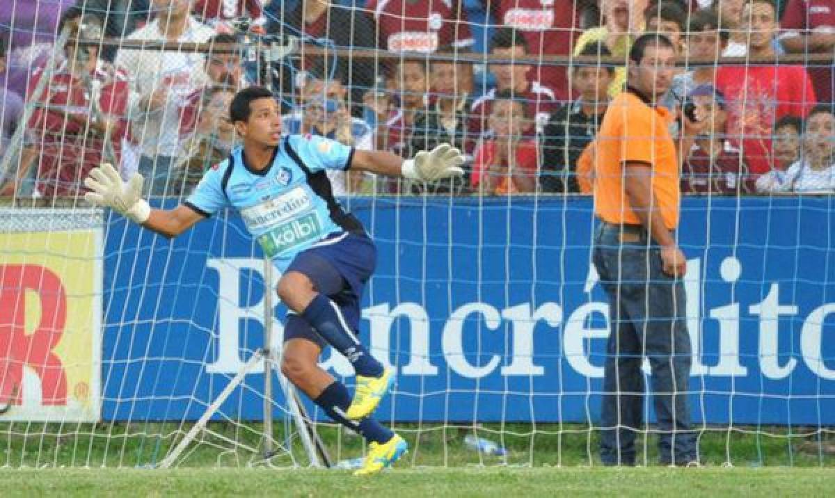 ¡Se pusieron los guantes! Jugadores de campo que tuvieron que defender el marco de su equipo