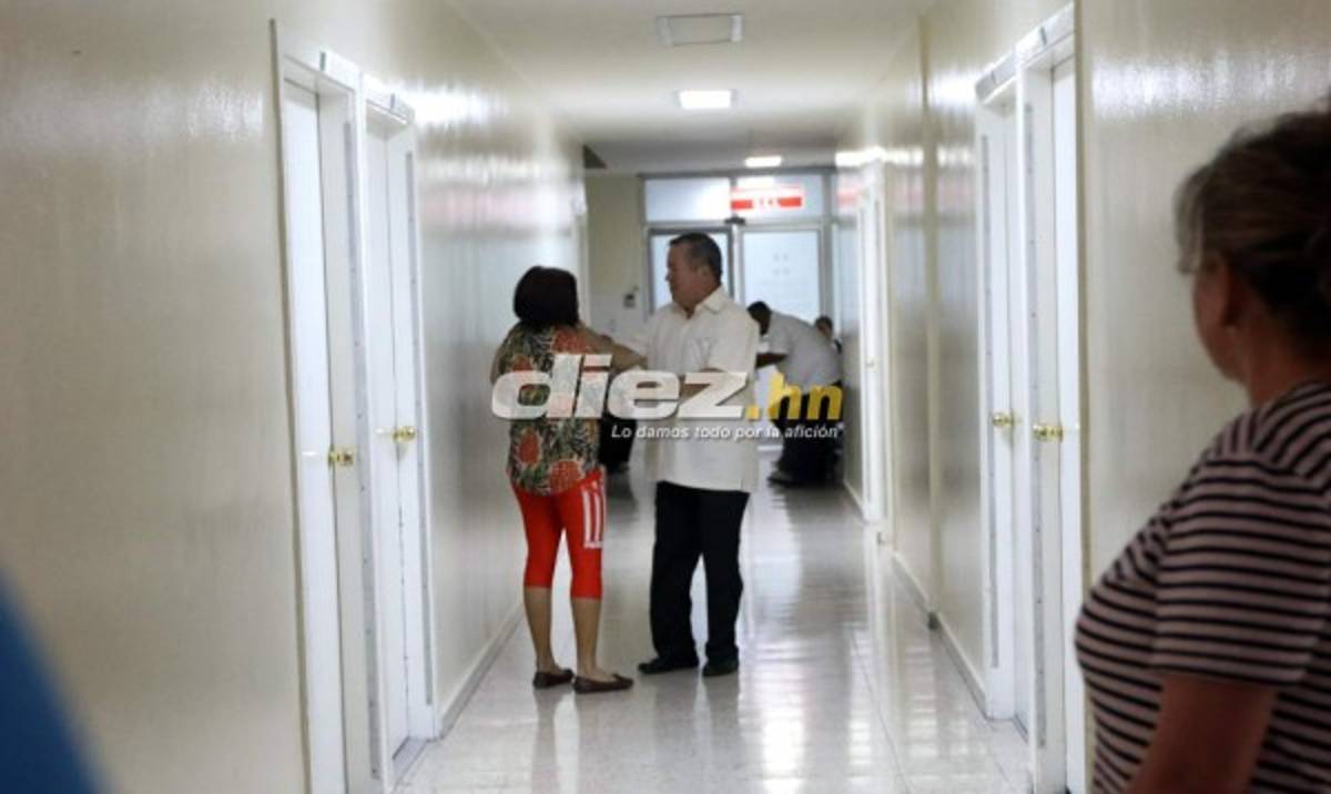 FOTOS: Así sacaron a Chelato Uclés de cuidados intensivos