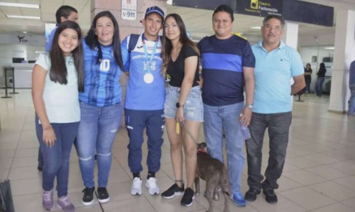 FOTOS: Familiares, novias y hasta un perro, así recibieron a la Sub-23 de Honduras