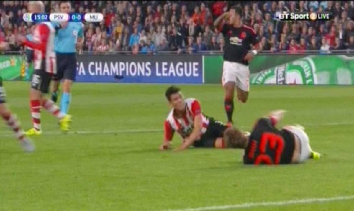 EN FOTOS: Con oxígeno sacaron a Luke Shaw tras dura lesión de Héctor Moreno