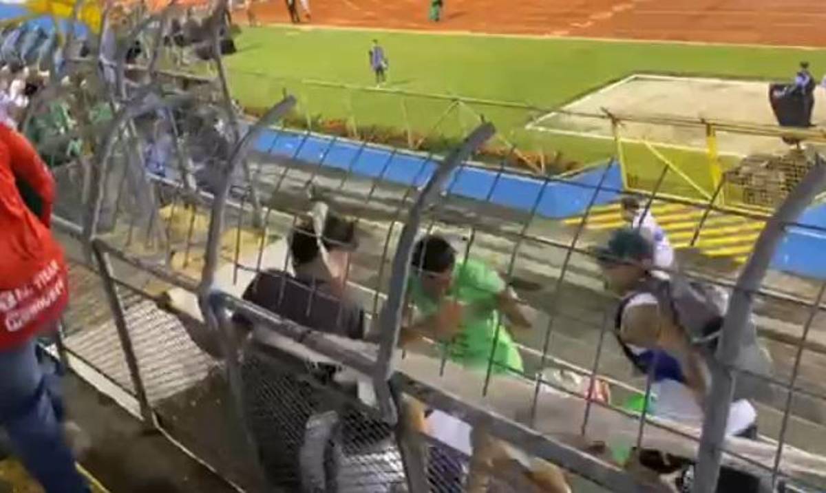 Batalla campal en el Olímpico: así fue el zafarrancho que protagonizaron las barras del Marathón y Alianza