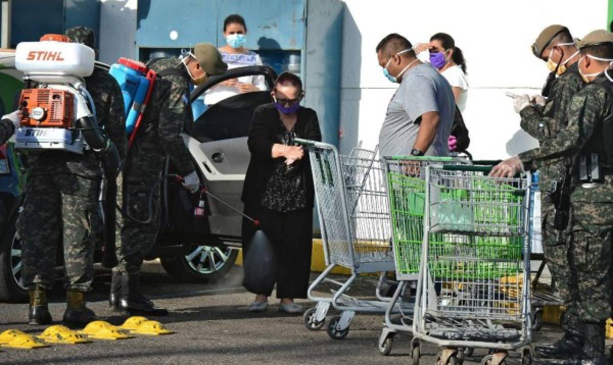 Protocolo higiénico, gel y mascarillas: Largas filas de capitalinos para poder comprar alimentos