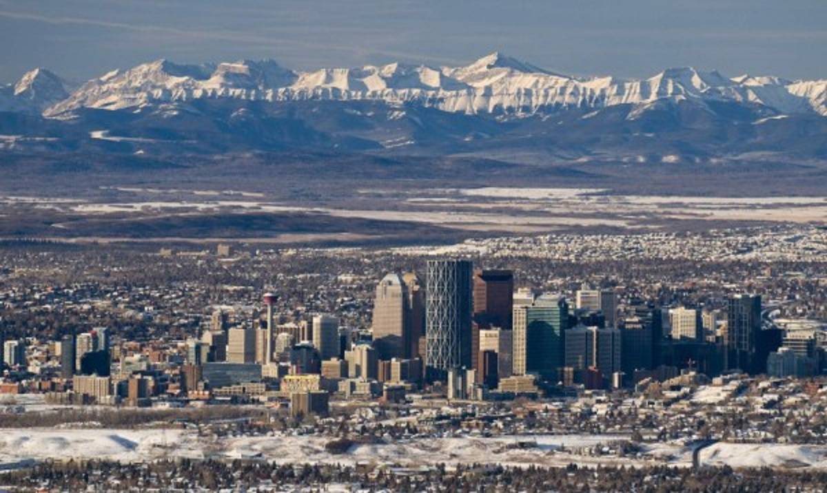 El bonito estadio y la nueva casa de José Escalante en Calgary, Canadá