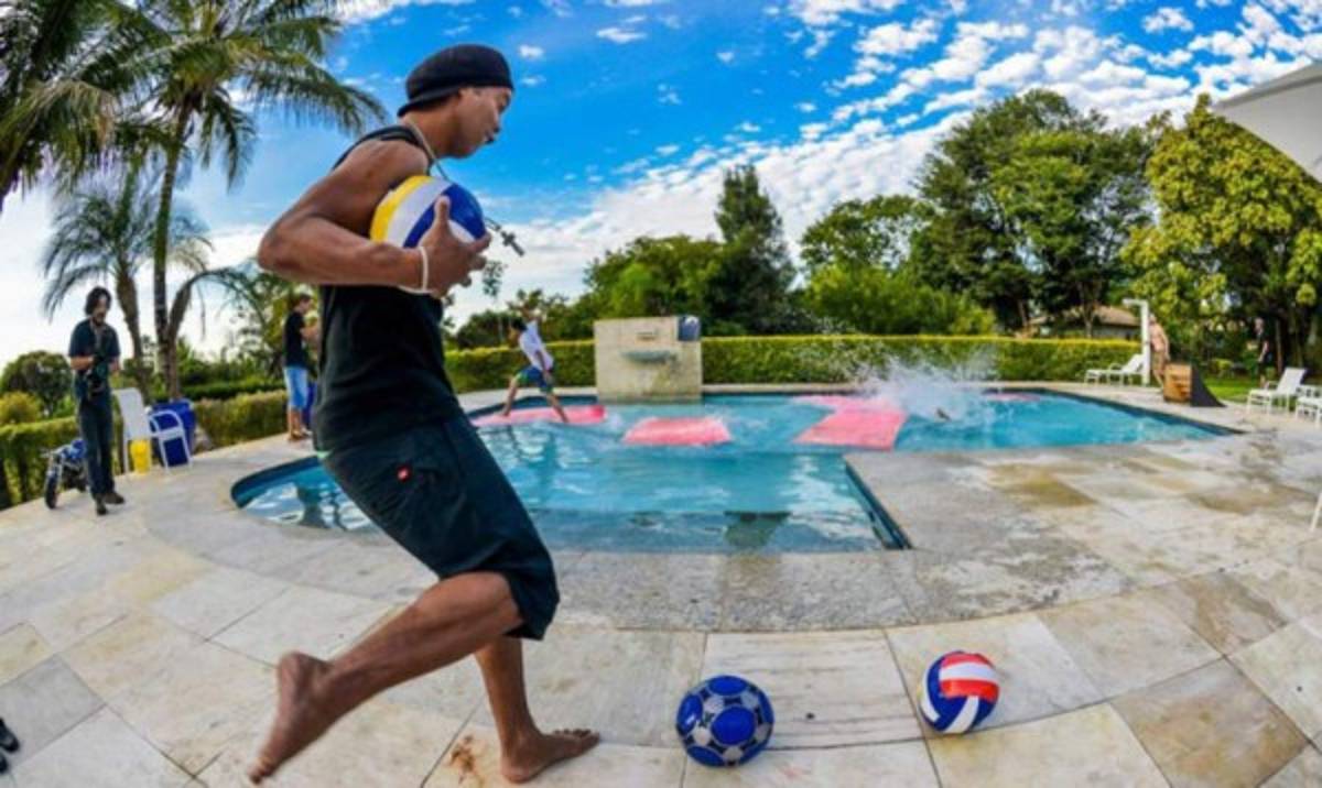 ¿En quiebra? Autos, mujeres y mansiones entre los lujos de Ronaldinho